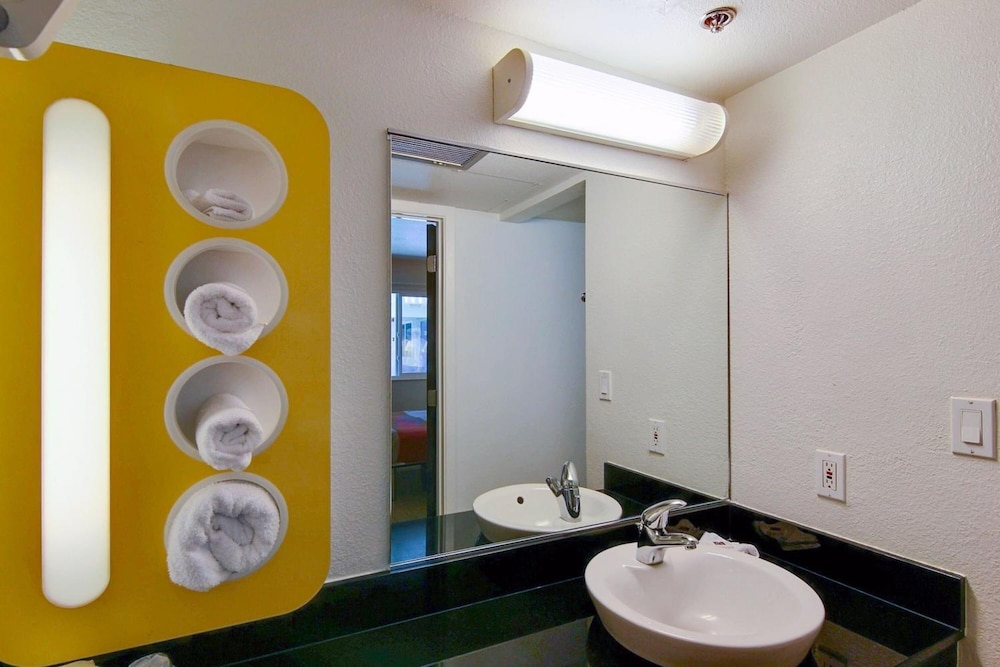 Motel6 Carpinteria CA Santa Barbara South 23/62