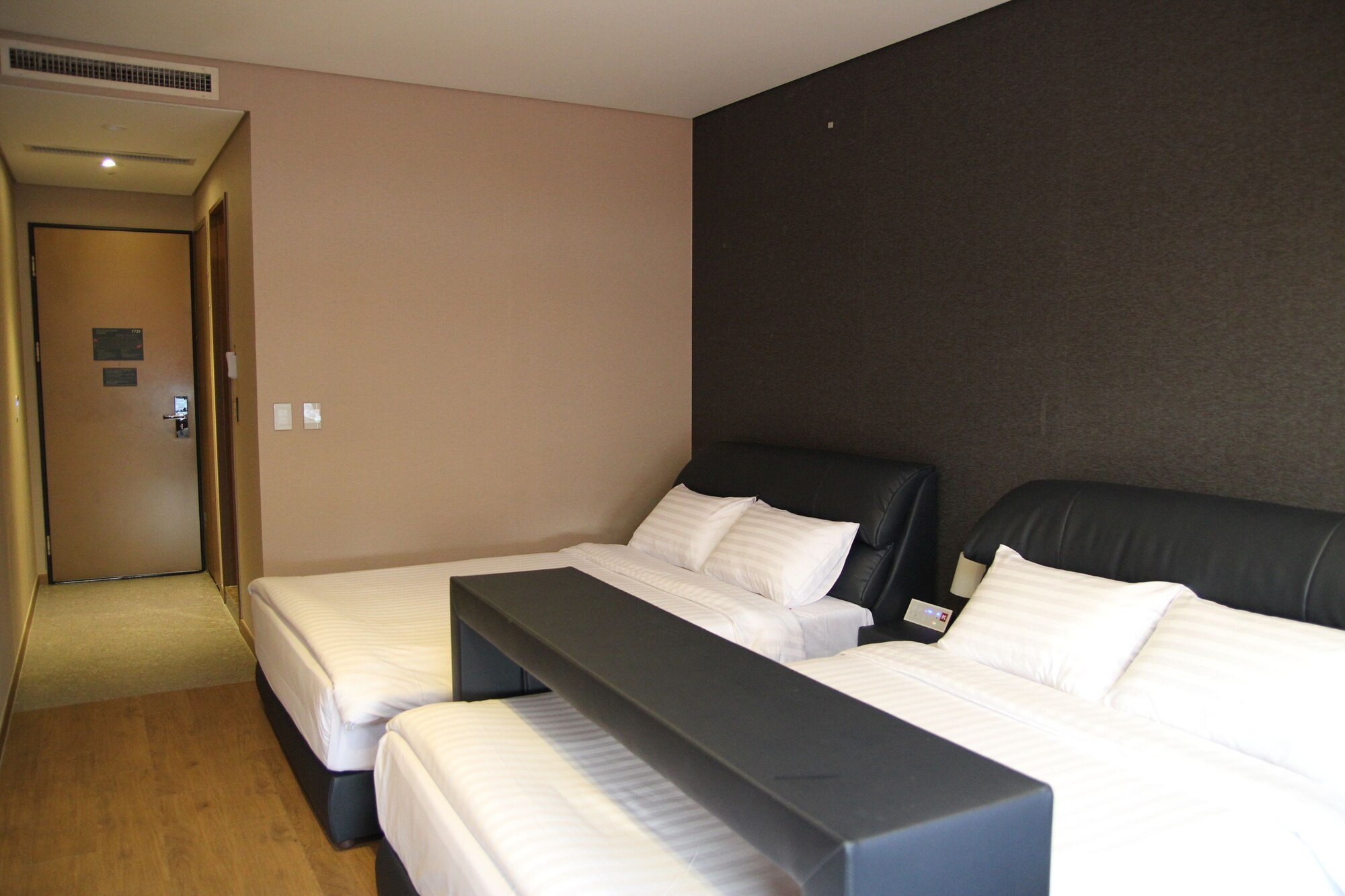 SUPERIOR, DELUXE, TWIN BEDS, BATHTUB