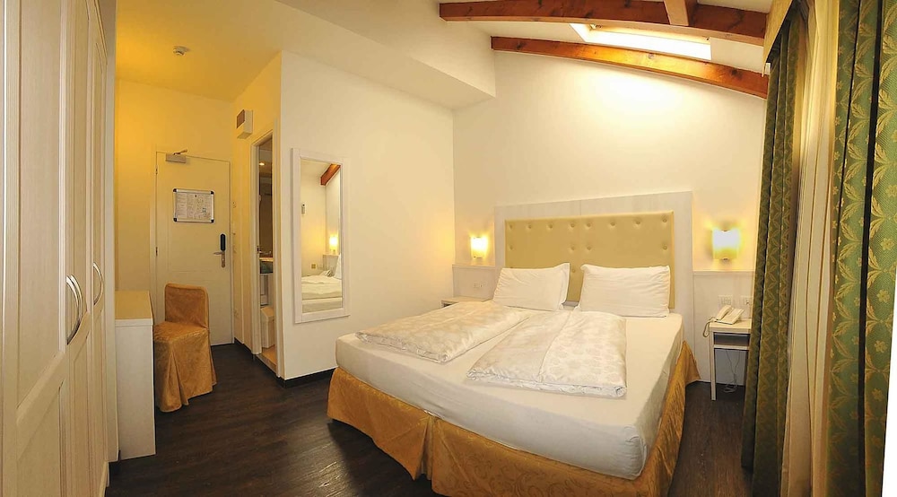 Alpen Hotel Eghel 8/68