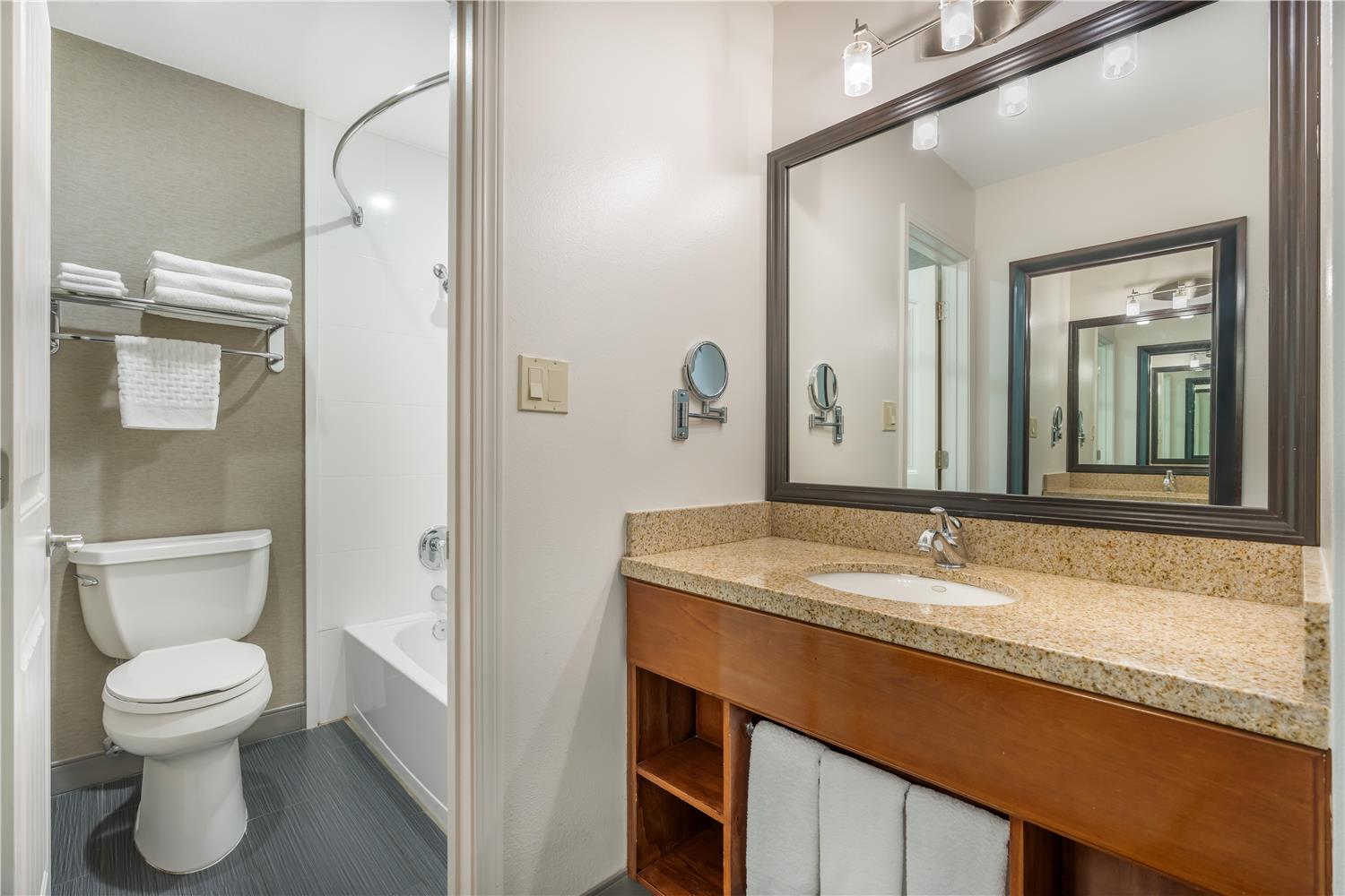 غرفة بسرير كينج، Best Western Plus Clocktower Inn 4/4