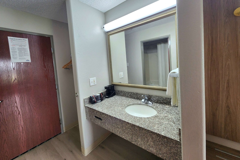 Days Inn by Wyndham Lafayette Scott 22/22