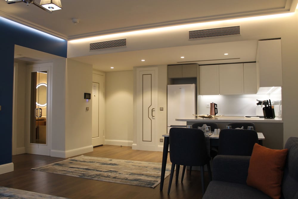 GARLON RESIDENCE 9/56