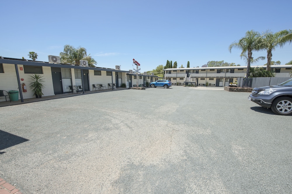 Pioneer Station Motor Inn 38/57
