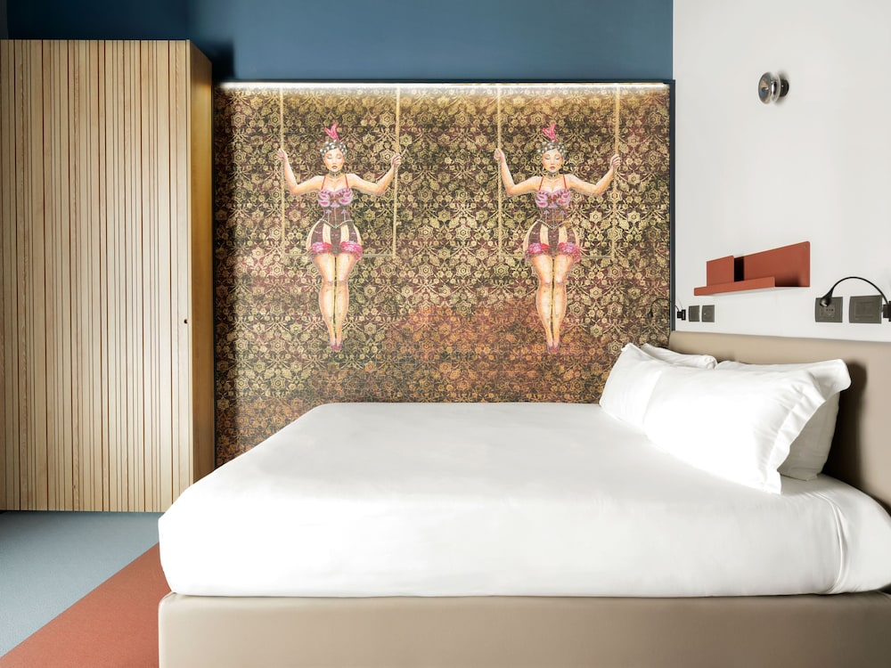 CHAMPION, QUEEN BED, PRIVATE FITNESS, CORNER