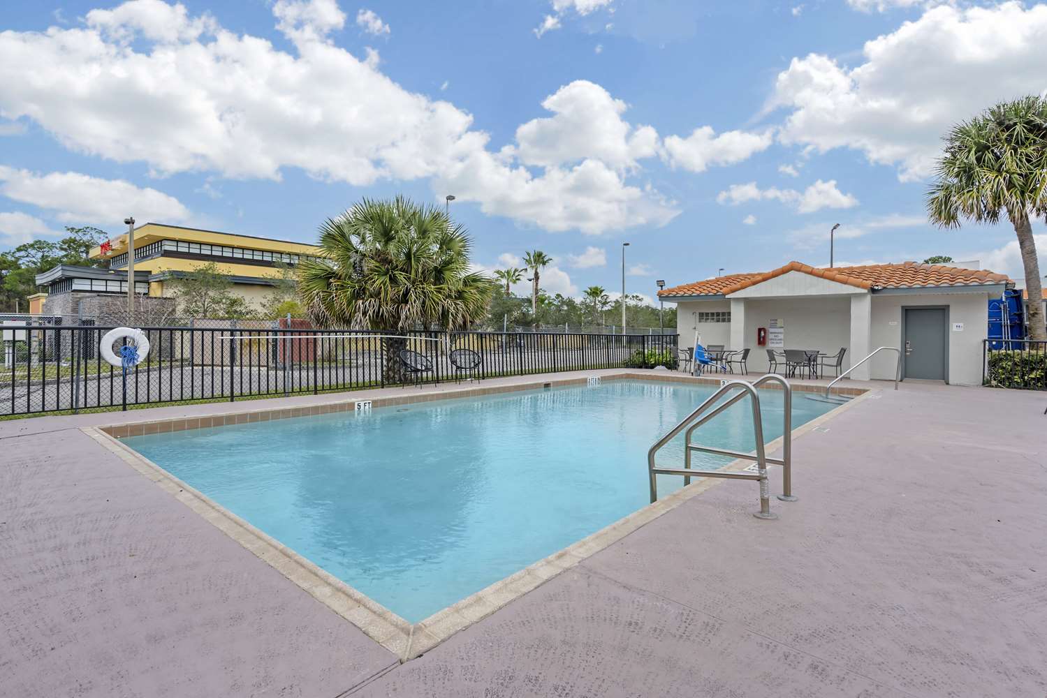 Quality Inn & Suites Orlando East - UCF Arena 41/43