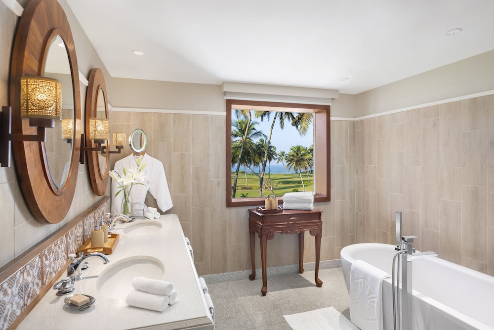 جناح فاخر بسرير كينج بإطلالة على البحر بمنطقة جلوس، Taj Exotica Resort Spa Goa 4/4