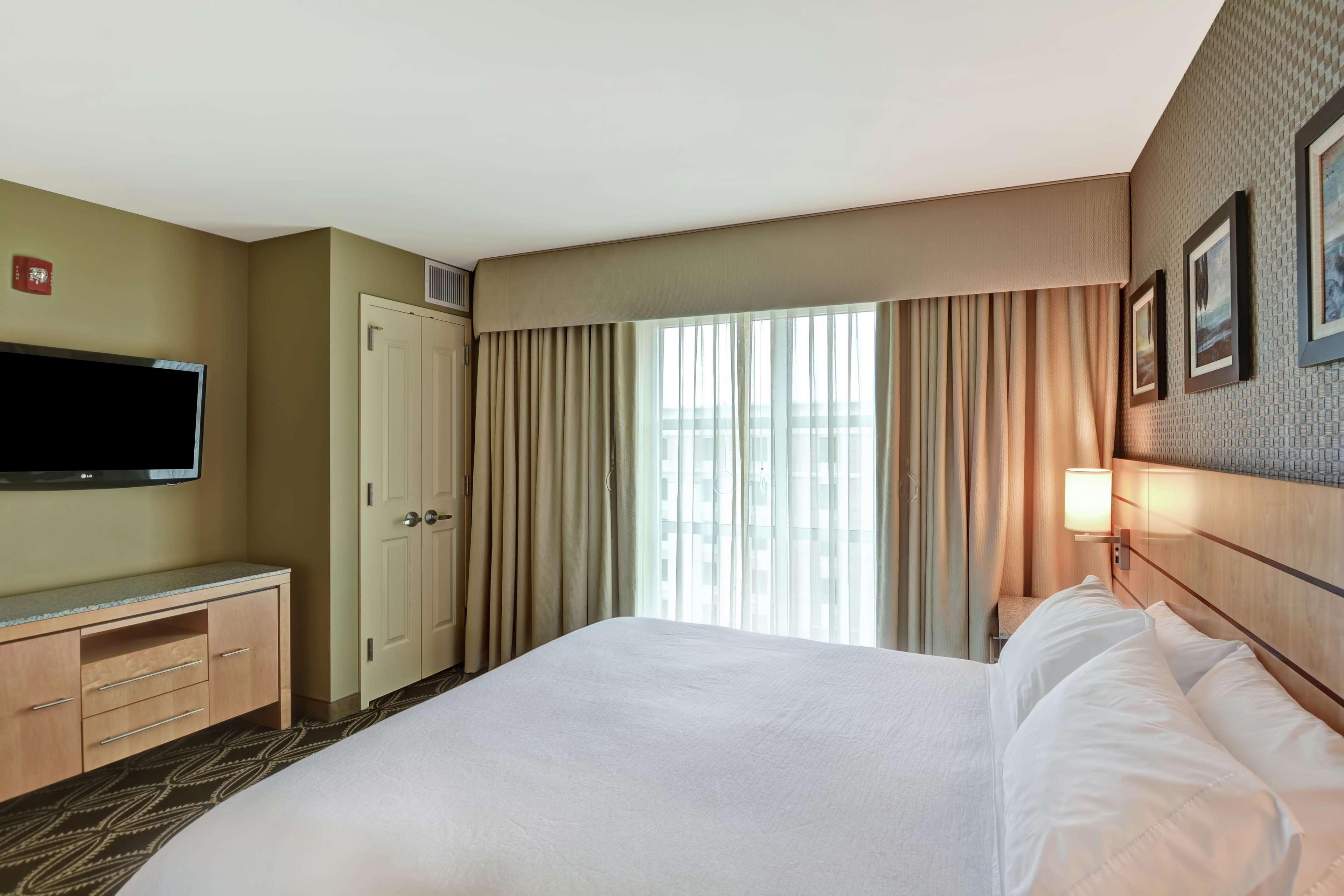 1 BEDROOM, KING BED, ACCESSIBLE