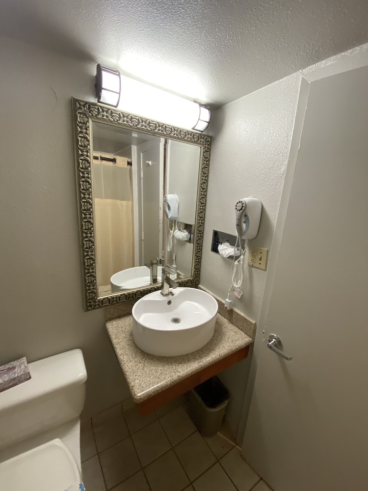 Budget Inn of Hayward 64/68