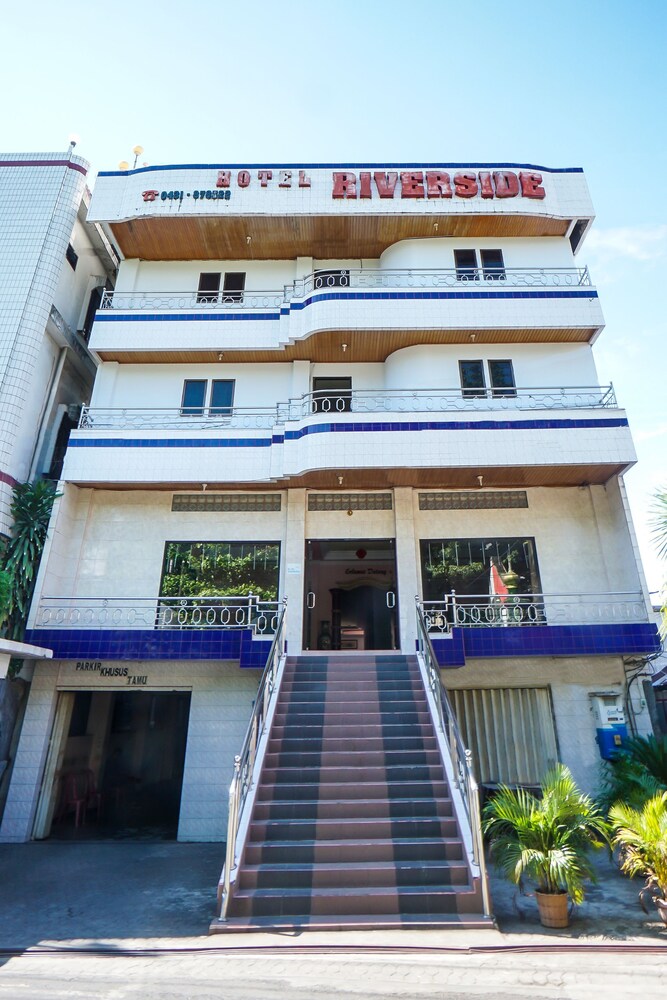 Riverside Hotel 1/37