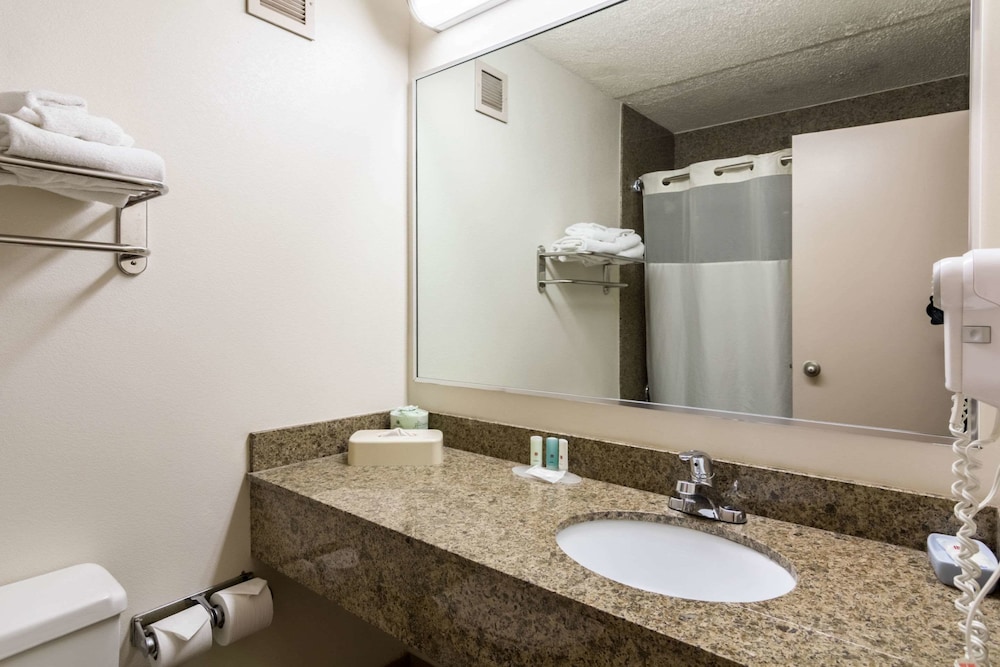 The Plaza Inn & Suites 26/28