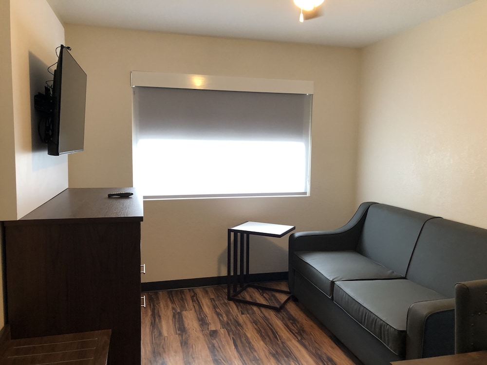 Red Lion Inn & Suites Nashville Airport 13/18