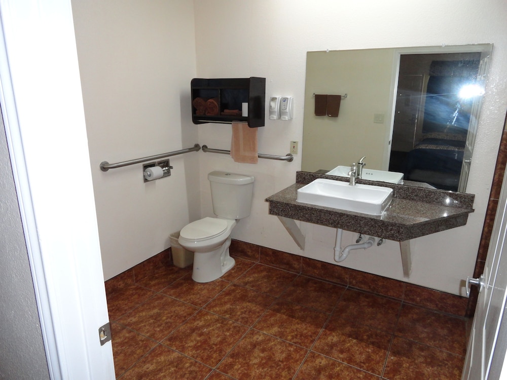 Americas Best Value Inn Brownsville 11/35