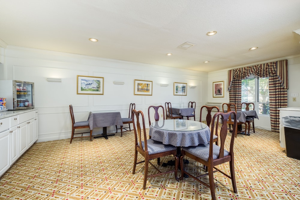 The Farmington Inn &amp; Suites 43/54