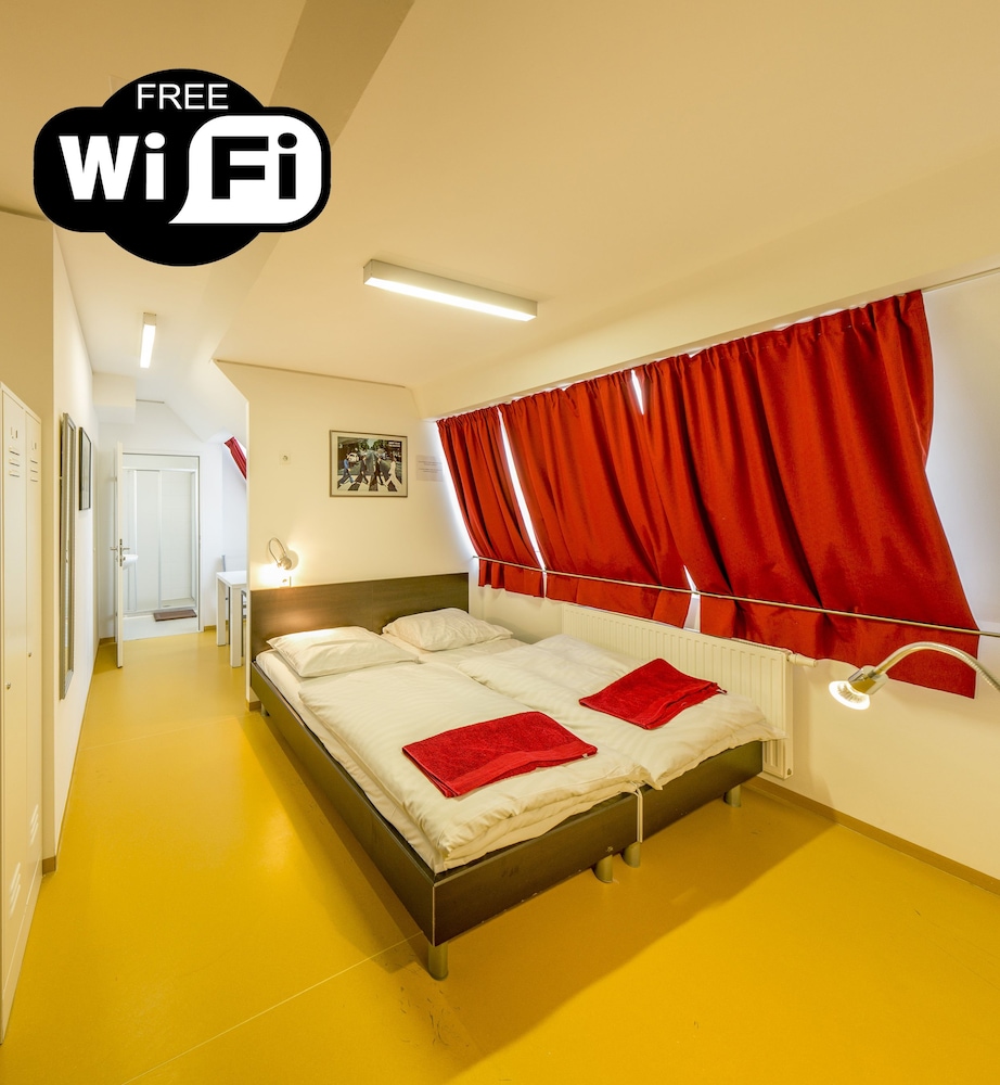 A T Holiday Hostel Wien 8/77