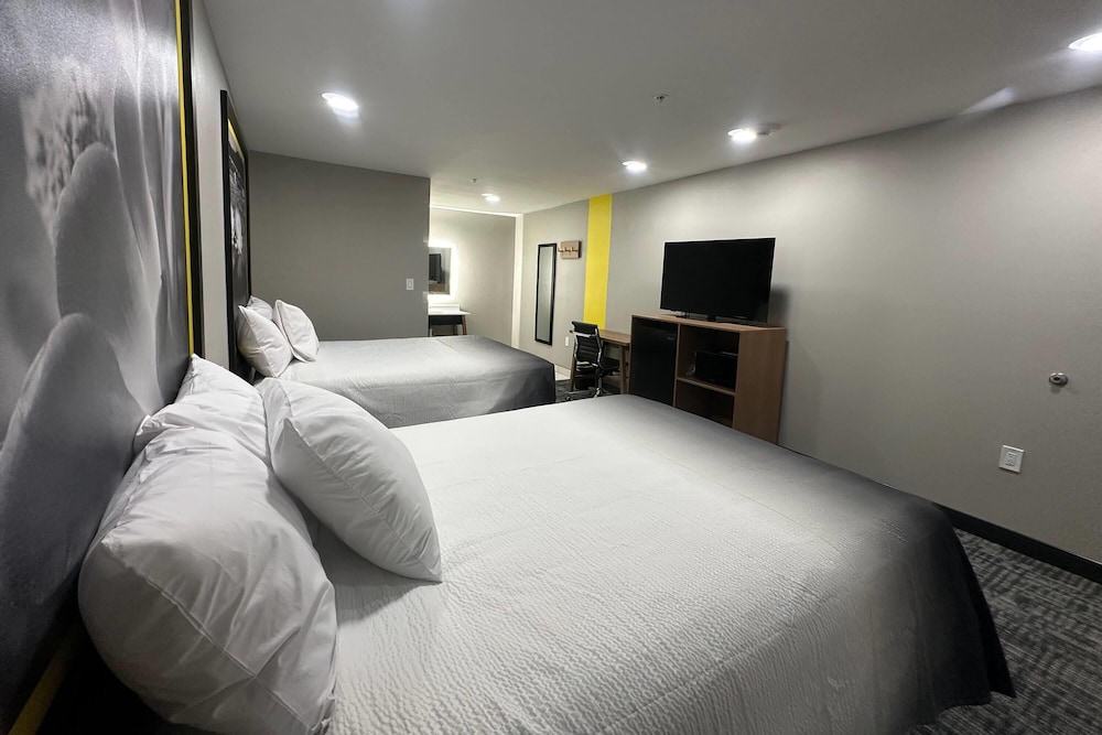 Super 8 by Wyndham Lubbock Airport 34/54