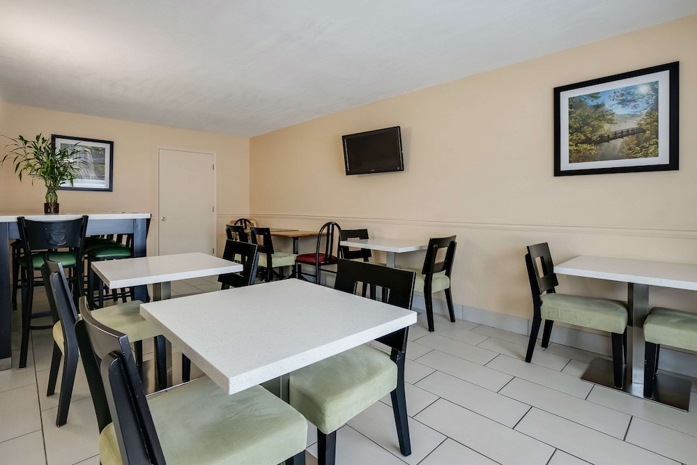 Quality Inn & Suites Mt. Chalet 27/36
