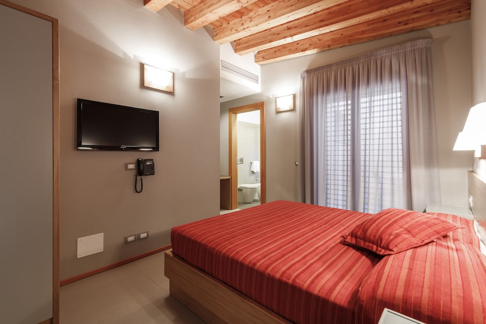 ROOM, DOUBLE BED