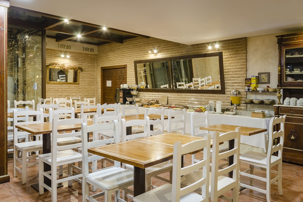 EL HOSTAL PUERTA BISAGRA. 46/60