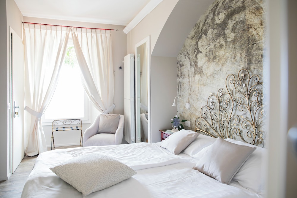 غرفة كلاسيكية بسرير مزدوج بإطلالة على البحيرة، Relais Villa Porta 2/10