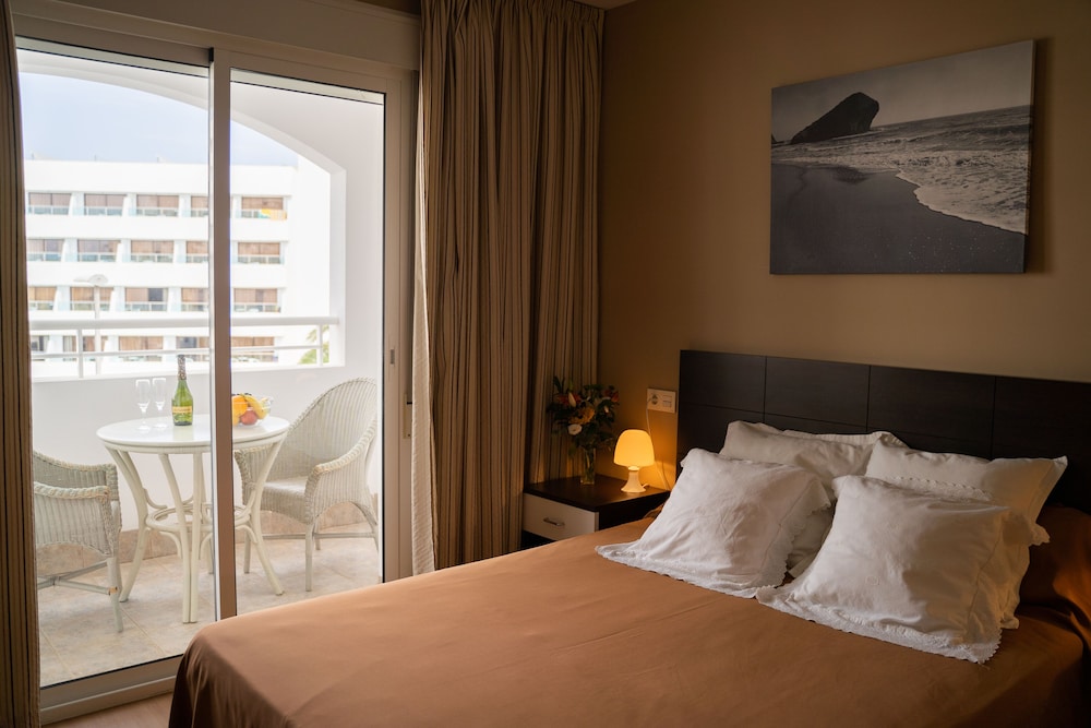 2 Bedrooms, Apartment, Twin Beds, Side Sea View, Terrace