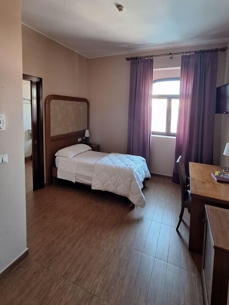 ROOM, SINGLE