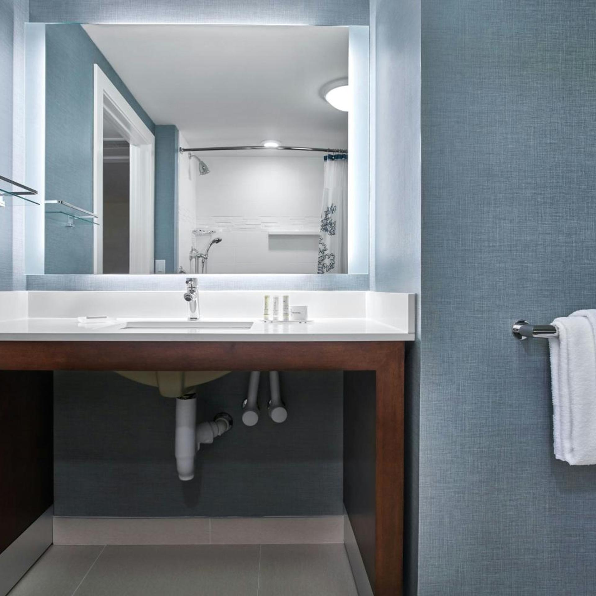 Suite, King Bed, Sofa, Balcony, High Floor 6/8