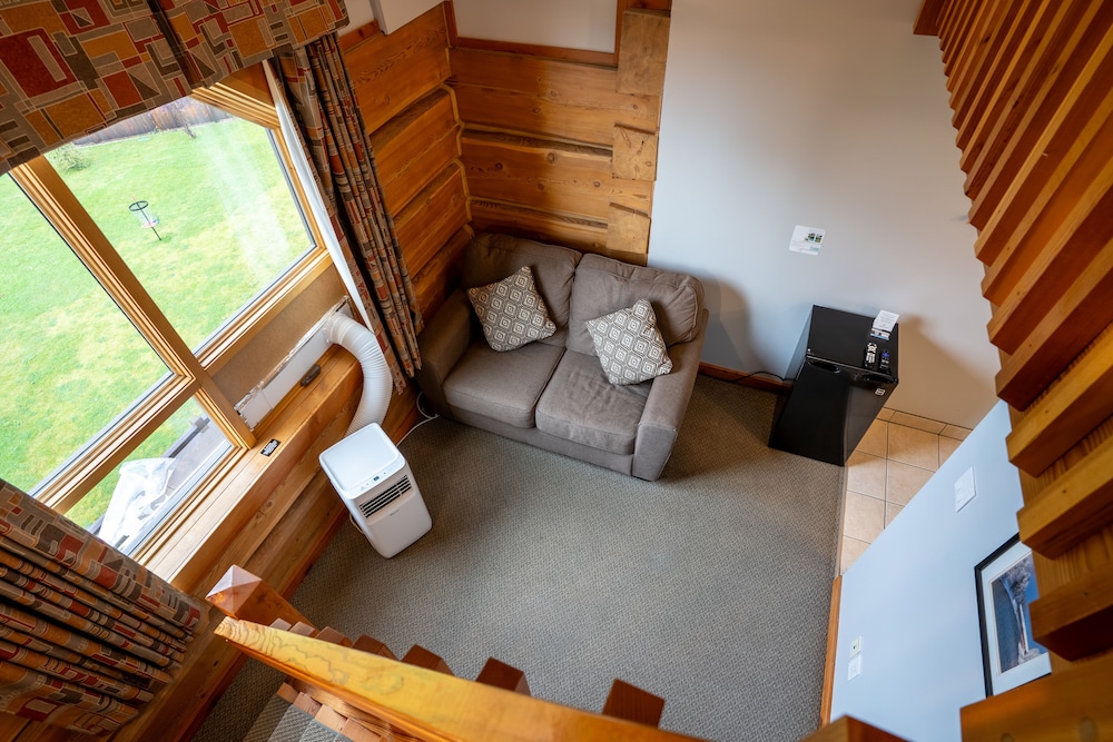 Basecamp Lodge Golden 54/62