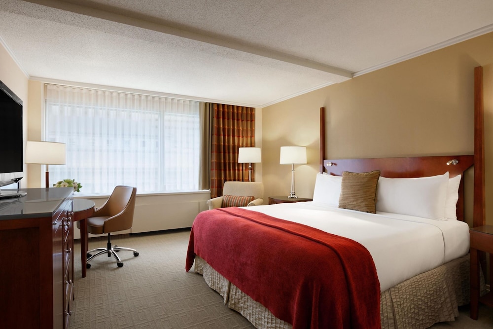 Fairmont, Queen Bed