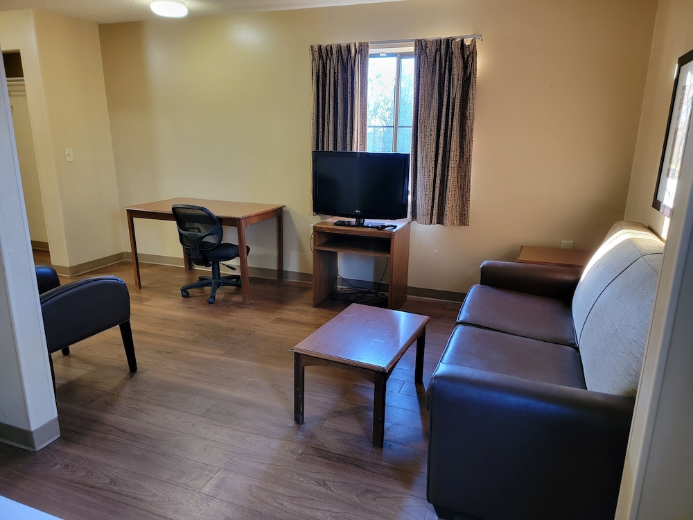 Suburban Studios Cary - RDU Airport 24/31