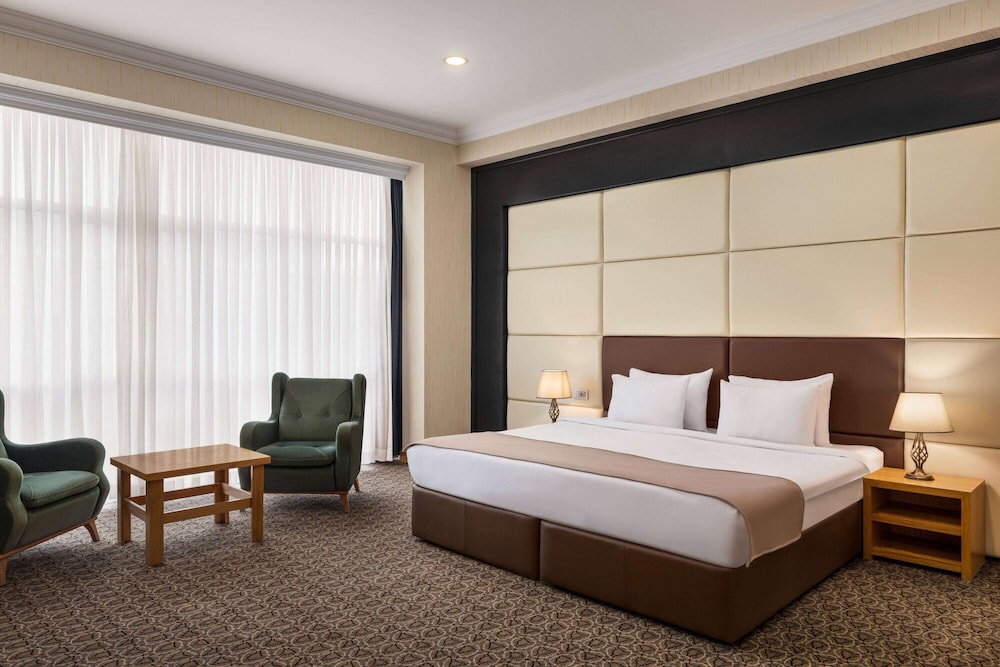 DELUXE, KING BED