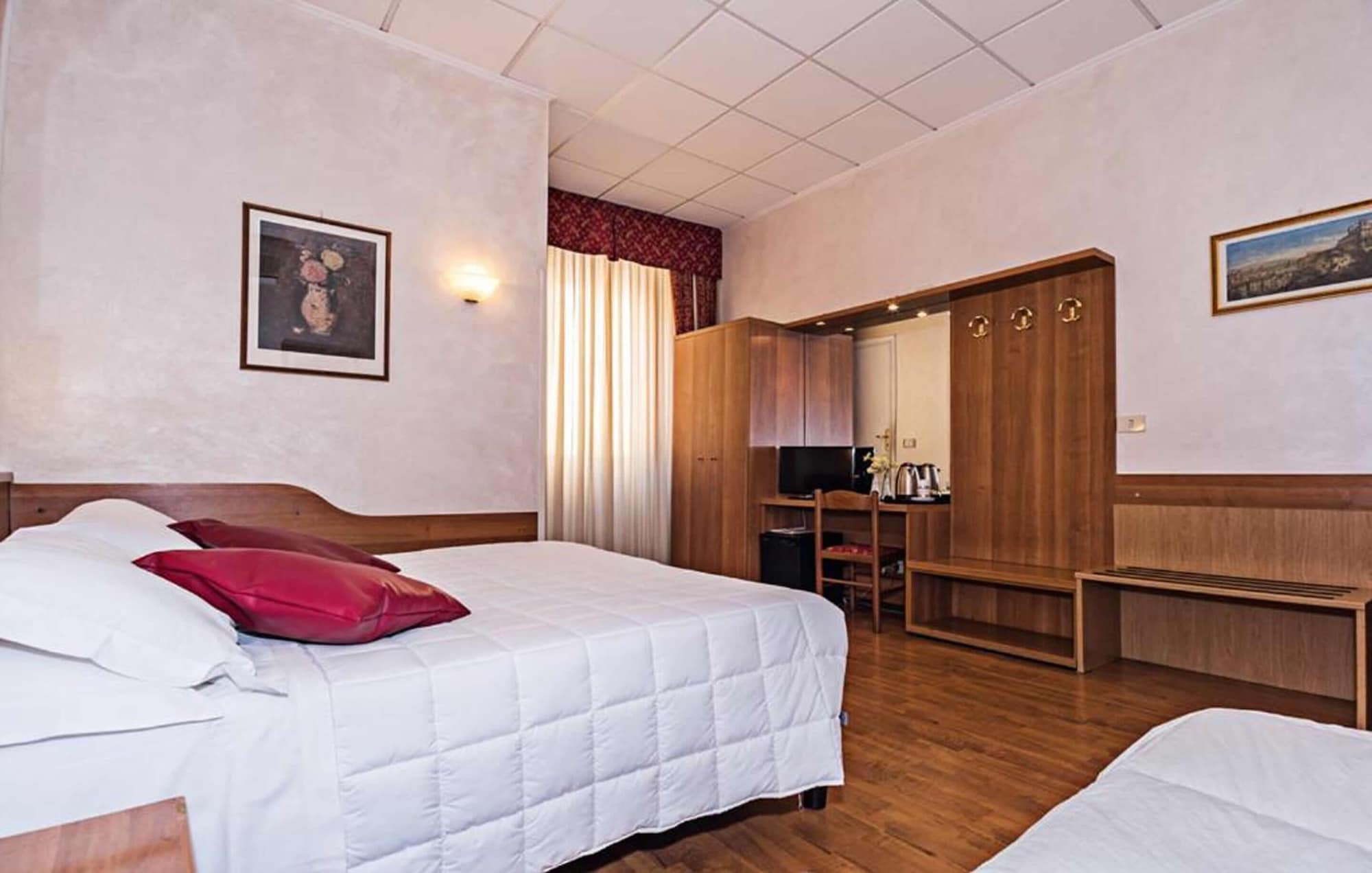غرفة رباعية بسرير كينج وسريرين منفصلين، Hotel Julia 2/9