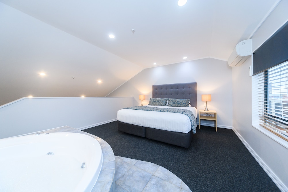 Aubyn Court Spa Motel 8/41