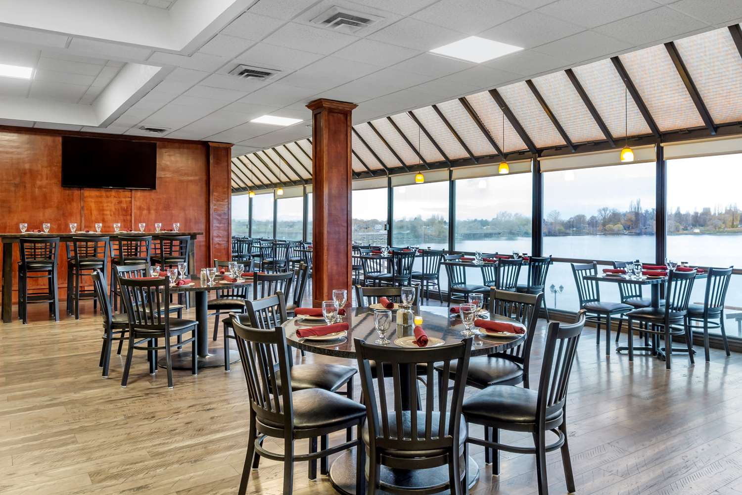 Best Western Plus Lake Front Hotel 36/51