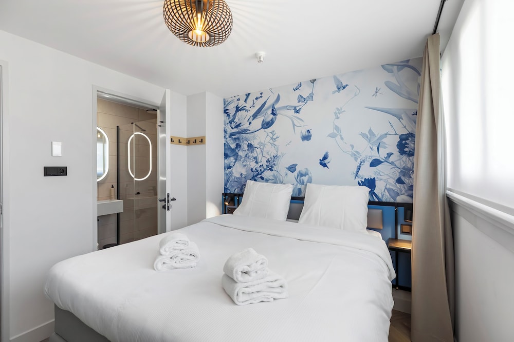 ROOM, QUEEN BED