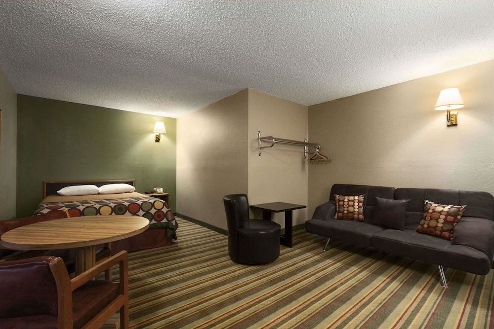 Super 8 by Wyndham Blackwell 11/15