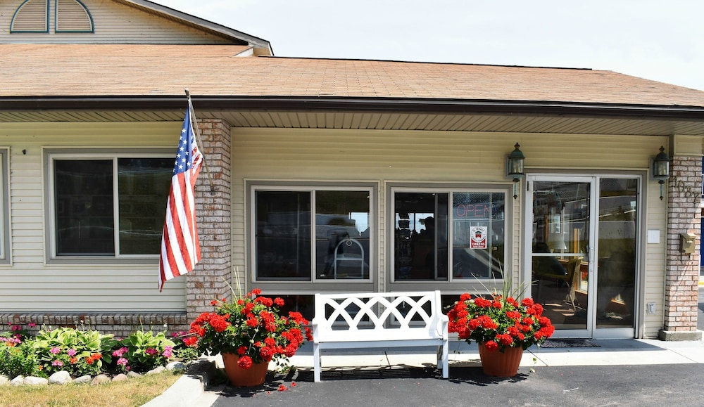 Days Inn Suites By Wyndham St Ignace Lakefront 2/50
