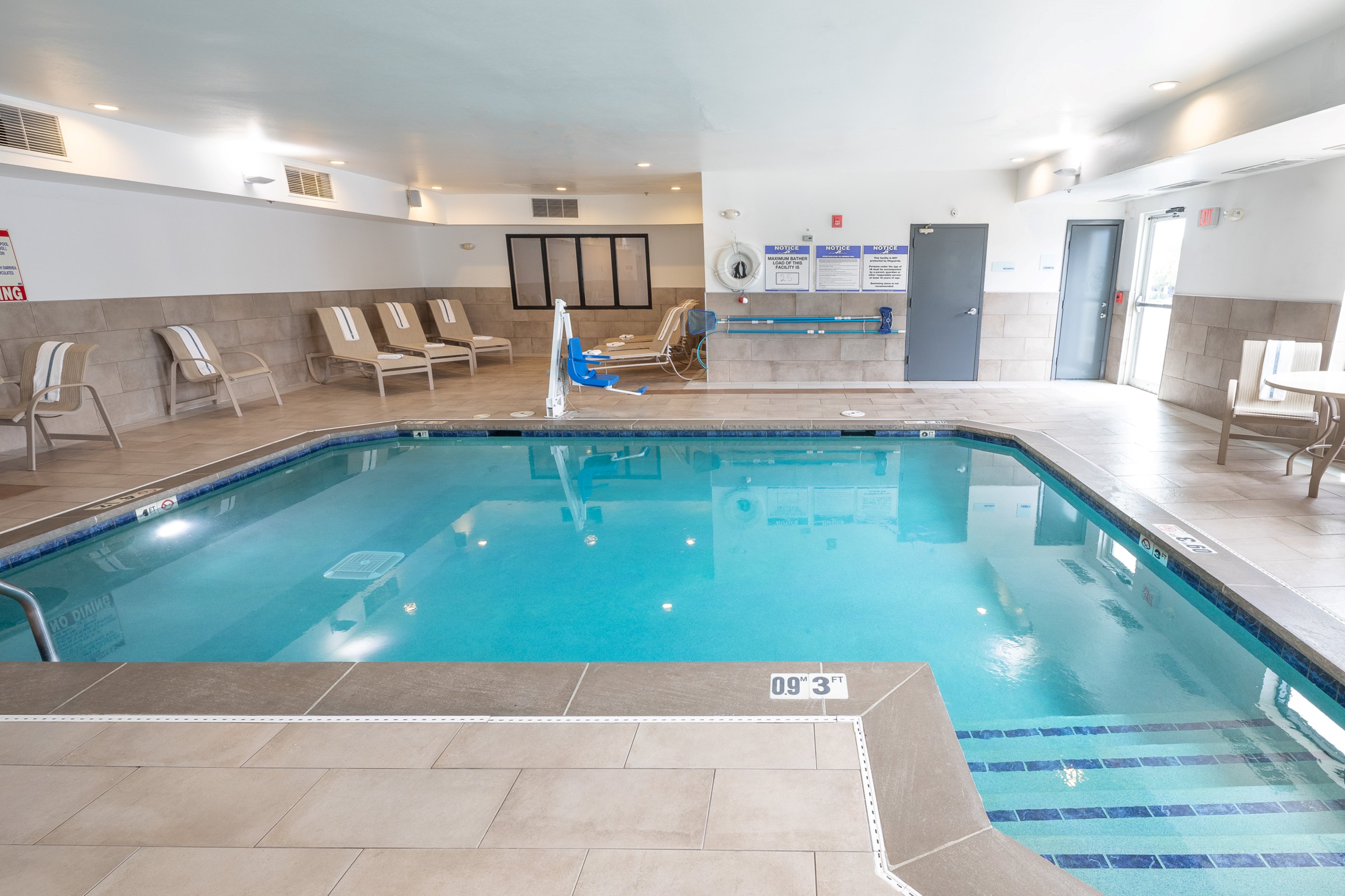 Holiday Inn Express and Suites Chicago West St Charles an IHG Hotel 34/72