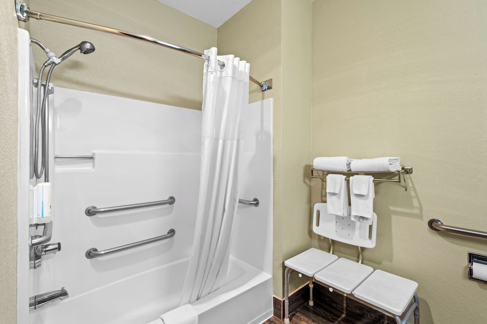 Quality Inn & Suites Des Moines Airport 50/50