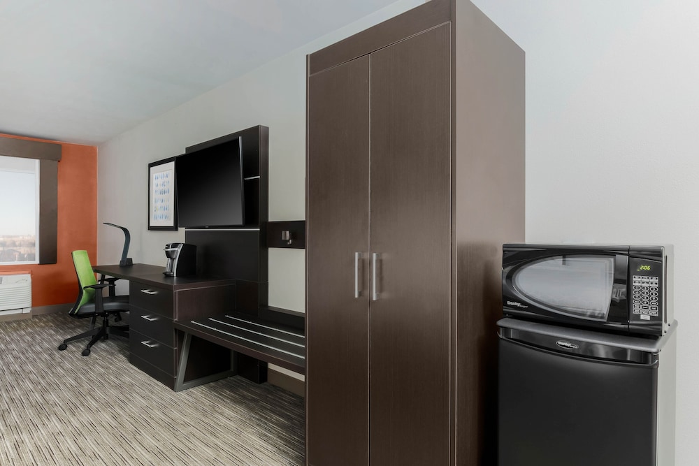 Holiday Inn Express & Suites Chicago O'hare Airport 50/60