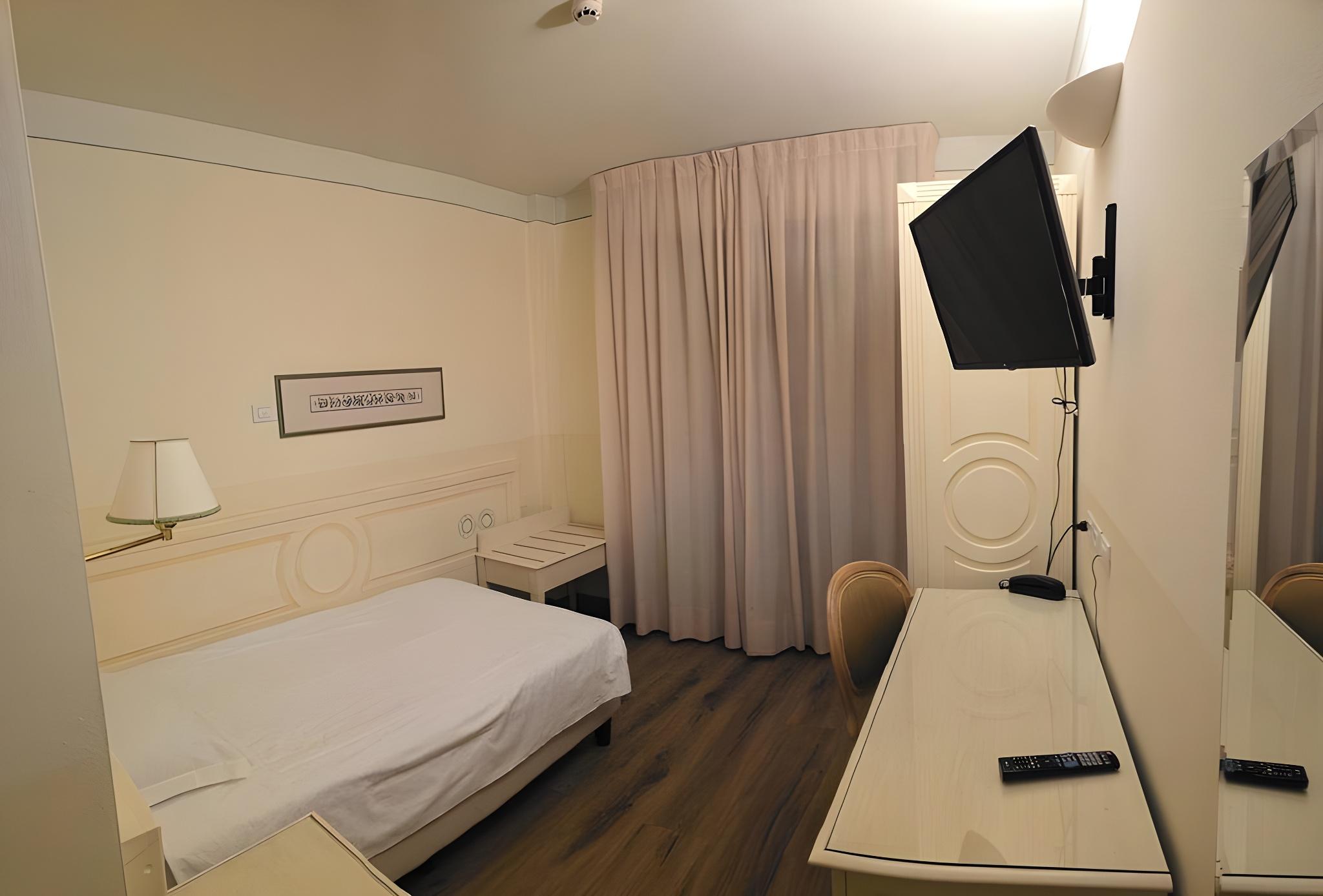 Room, Triple