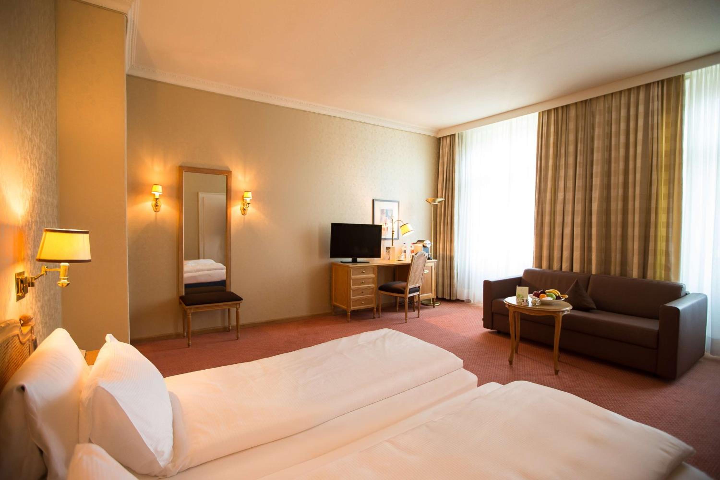 غرفة ديلوكس بسرير كينج بإطلالة على الجبل بشرفة، Grand Hotel Beau Rivage 6/10