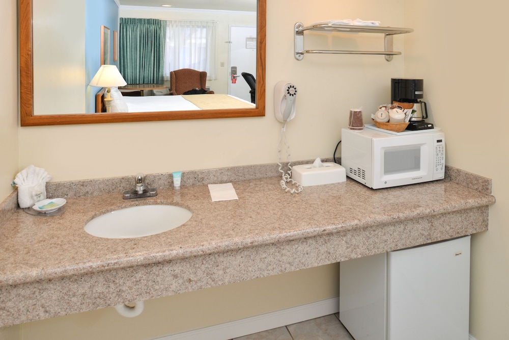 Edgewater Inn And Suites 16/76
