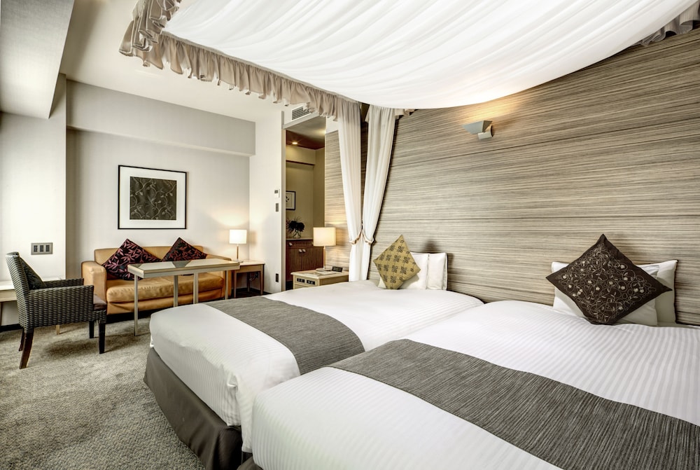 CLUB, STUDIO, TWIN BEDS