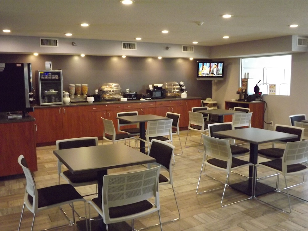 Microtel Inn Suites Ames 32/38