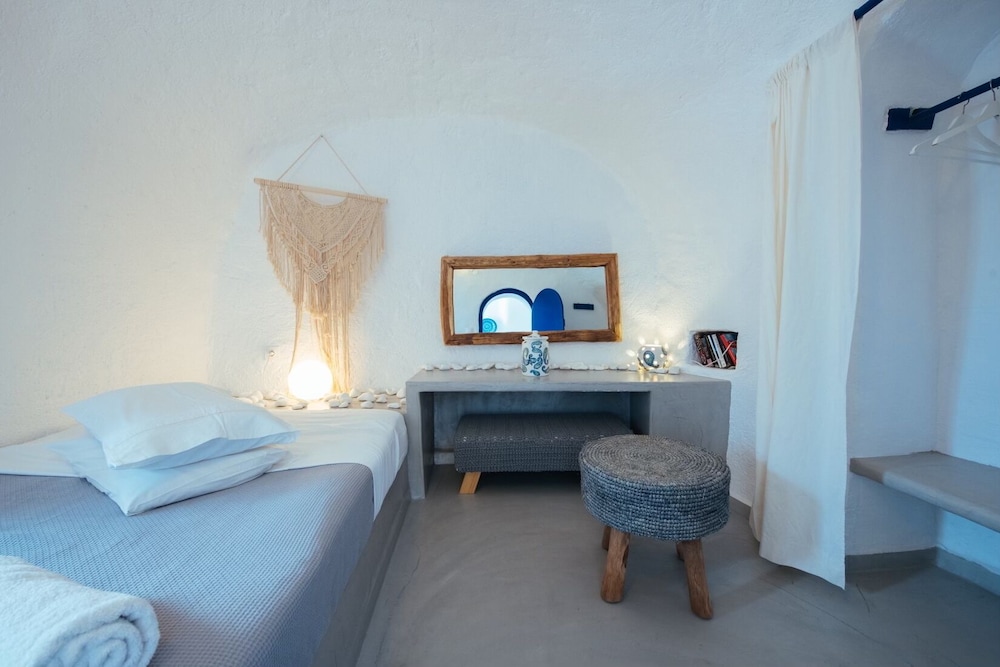 Blu Blanco Cave House 15/47
