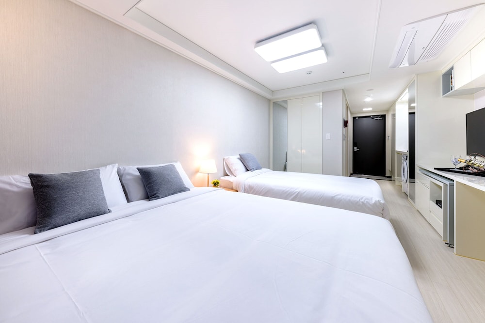FAMILY, TWIN BEDS, CITY VIEW