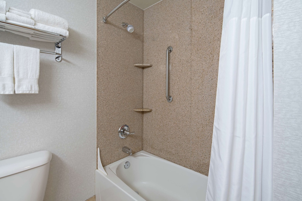 Hampton Inn Suites Bremerton 17/57
