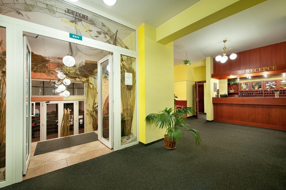Henrietta Hotel 9/41