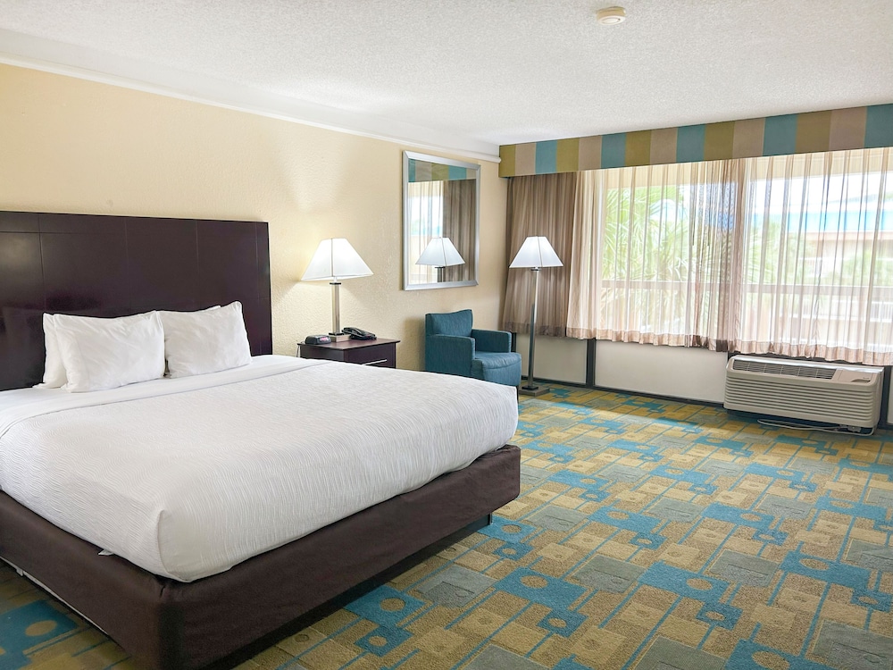 ROOM, KING BED