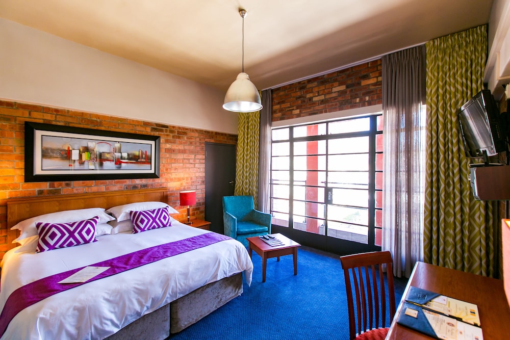 SUITE, KING BED